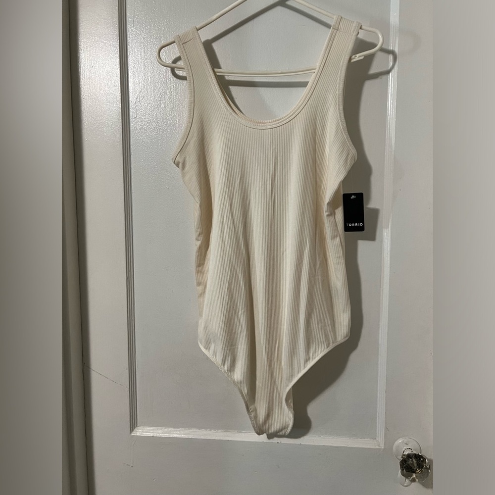⚡️5/$25⚡️Torrid super soft knit Bodysuit in Ivory. Sz 1X NWT